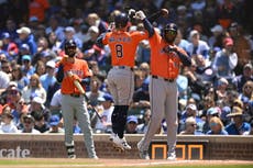 El toletero de Astros Yordan Alvarez sale ante Cubs en la 6ta entrada por espasmos de espalda