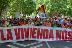 Miles de personas protestan en Madrid por el aumento en los costos de la vivienda
