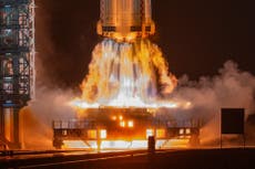 China lanza la nave Shenzhou 23 con 3 tripulantes, uno de los cuales estará un año en el espacio