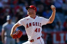 Detmers poncha a 14 y los Angelinos vencen 2-1 a los Rangers para su primera barrida