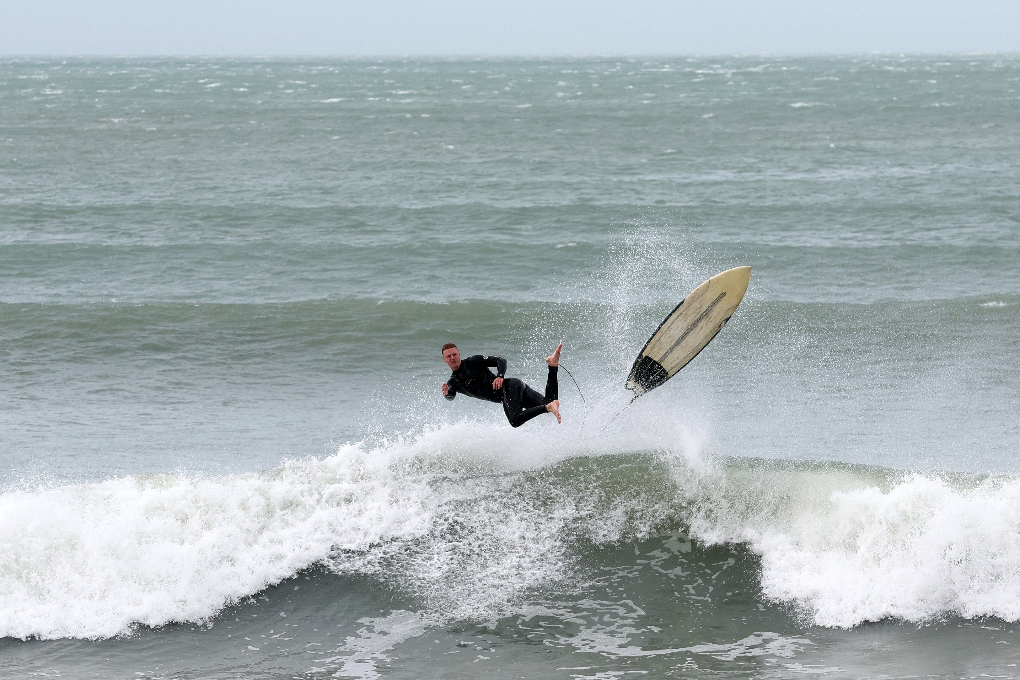 <p>Archivo. Un surfista rompe olas gigantes en Red Beach, en Auckland, Nueva Zelanda, el 12 de abril de 2026</p>