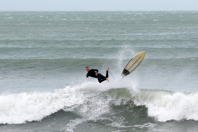 <p>Archivo. Un surfista rompe olas gigantes en Red Beach, en Auckland, Nueva Zelanda, el 12 de abril de 2026</p>