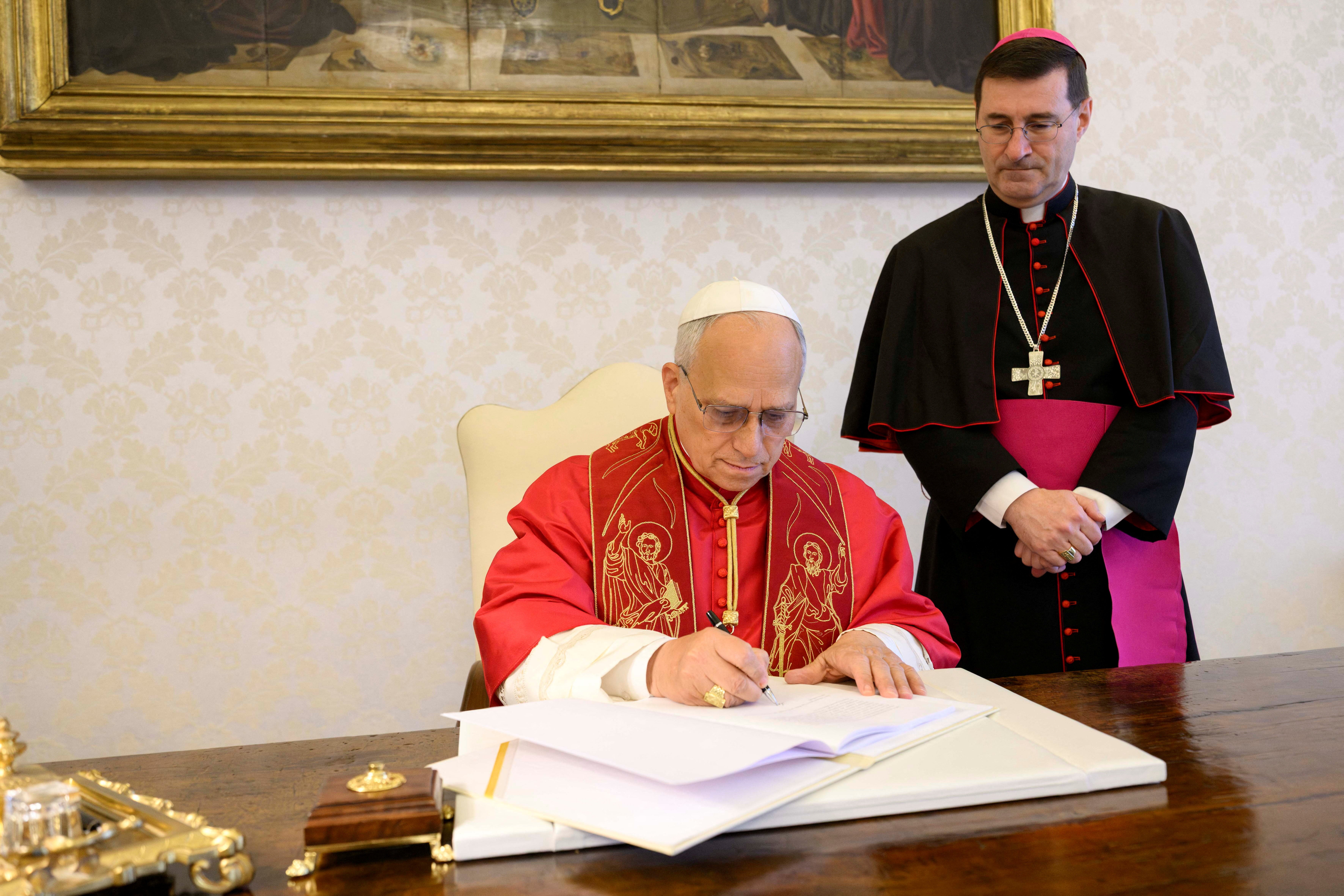 El papa León XIV firma la encíclica ‘Magnifica Humanitas’ en el Vaticano el 15 de mayo de 2026