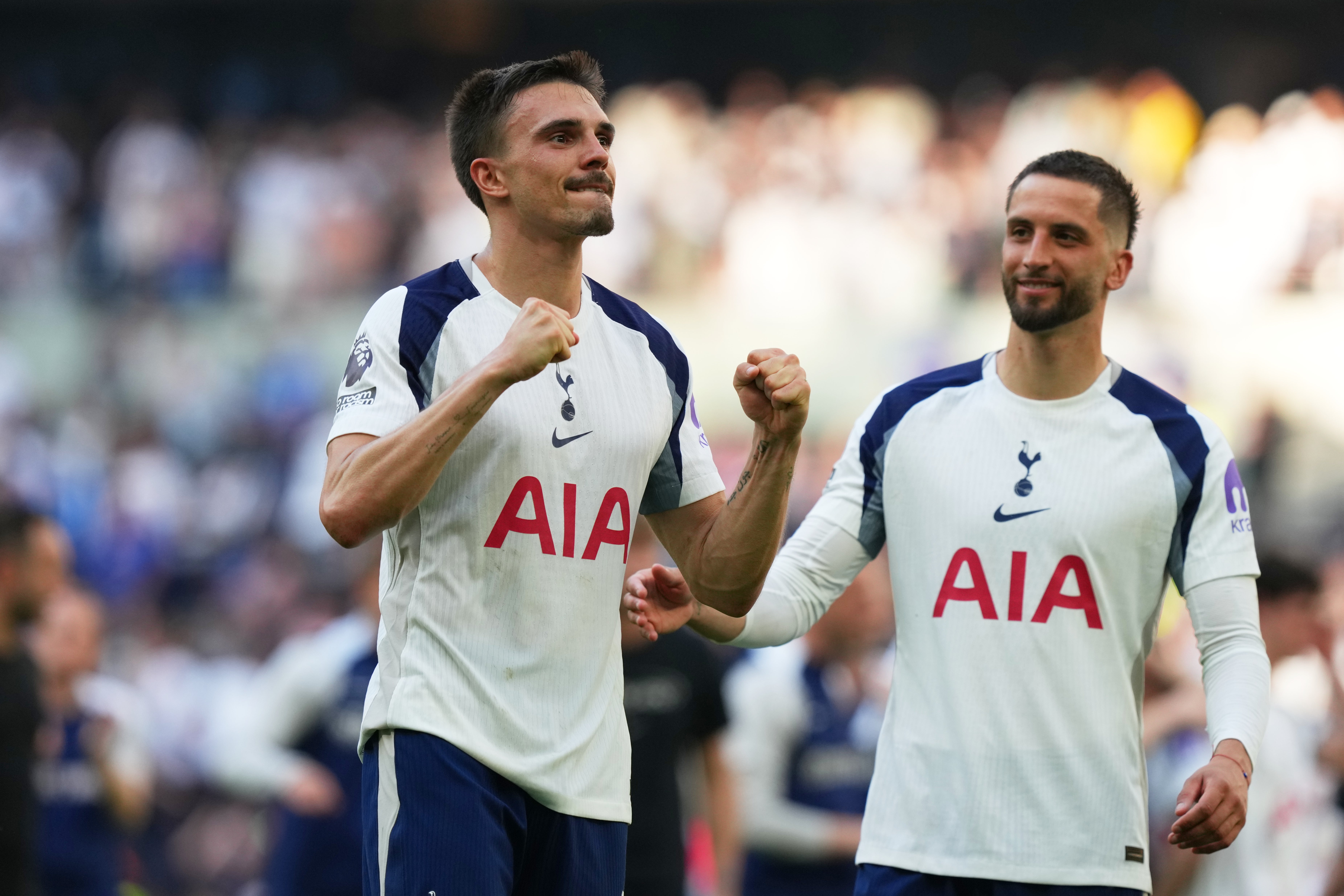 Dirigencia del Tottenham promete cambios tras evitar por poco el desastre del descenso