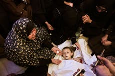 Ataque aéreo israelí mata a una mujer y una niña en Gaza, informan las autoridades