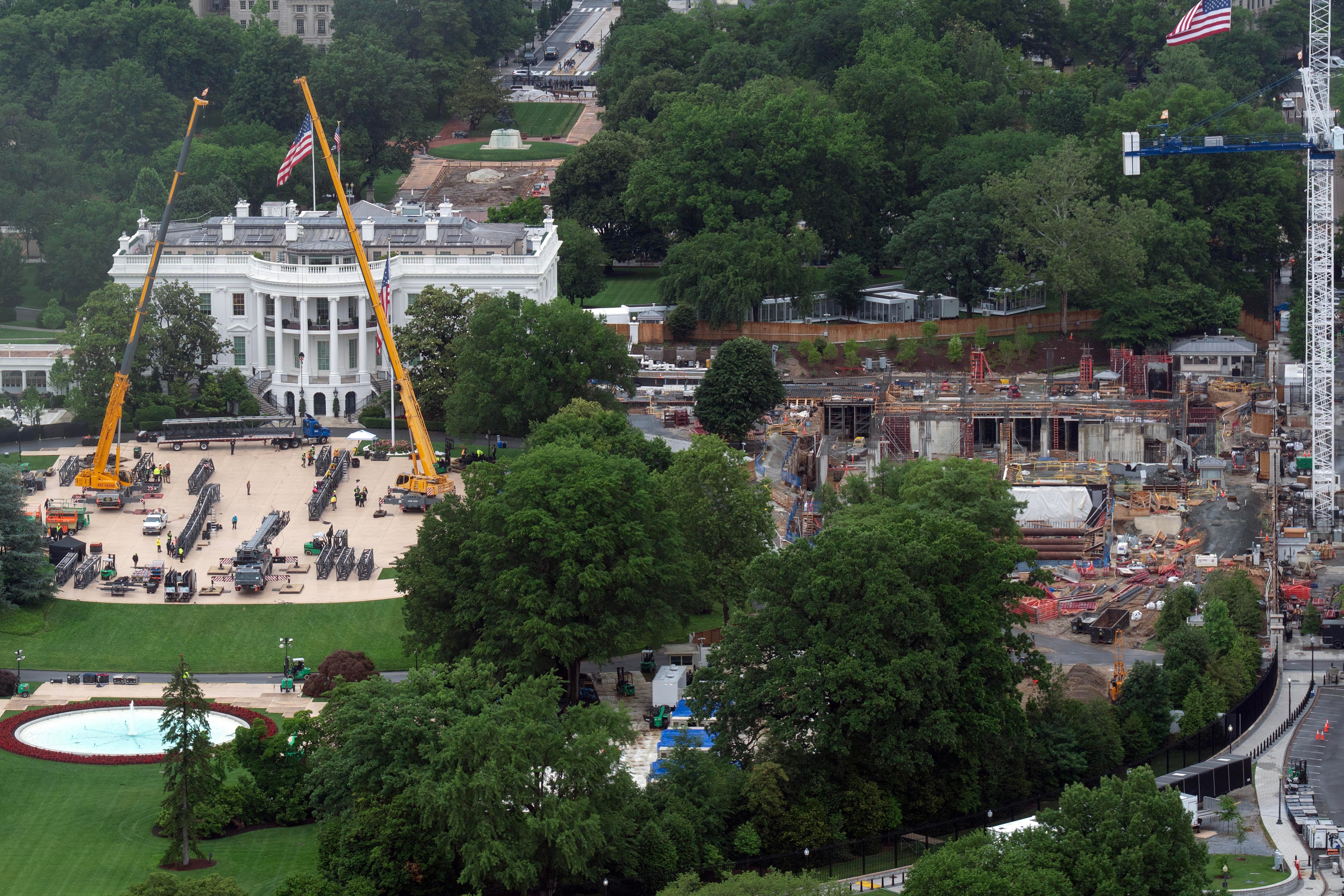 Dos enormes grúas amarillas fueron vistas sobre el Jardín Sur de la Casa Blanca, mientras partes de la estructura permanecían en el suelo, según una fotografía tomada el sábado