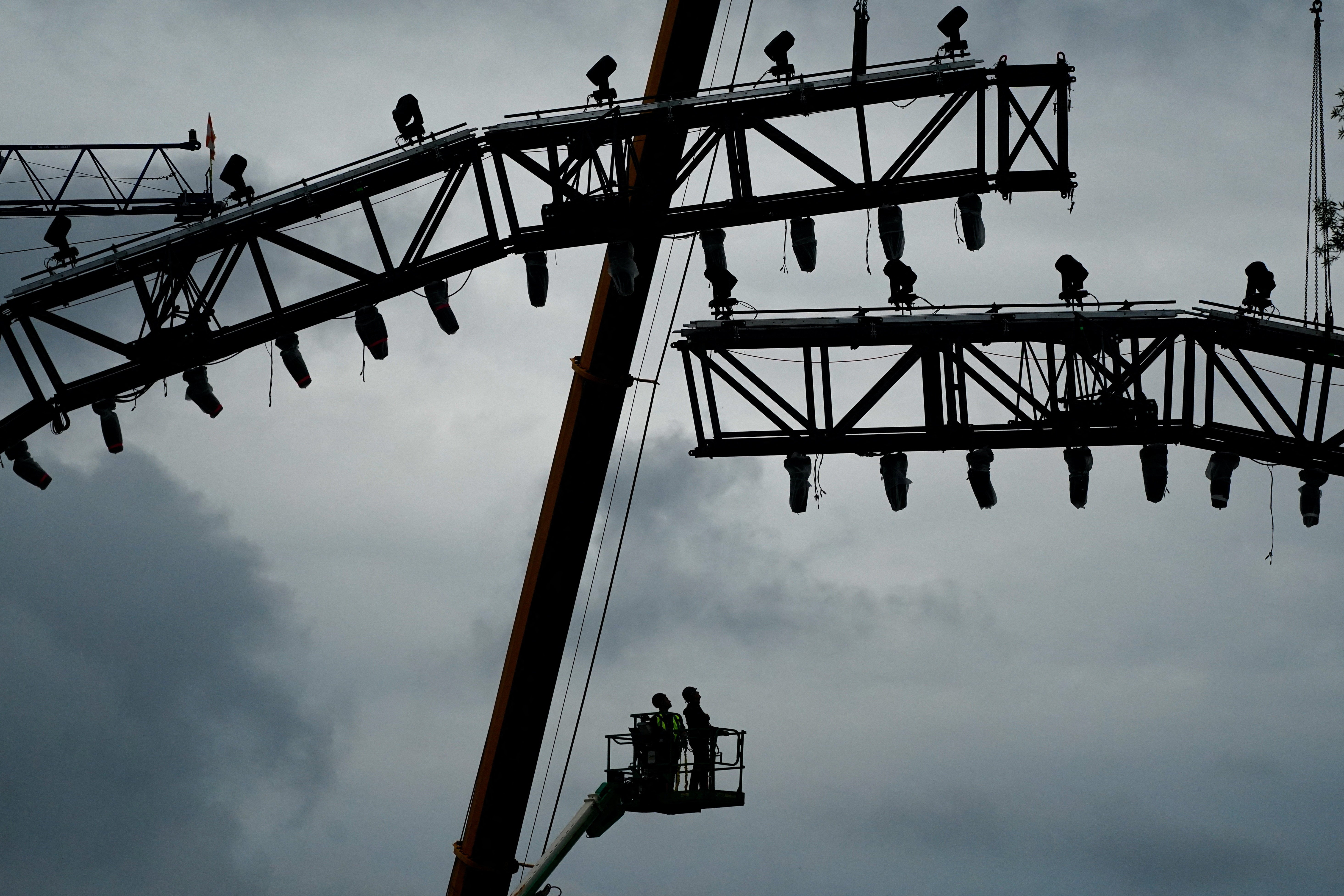 Fotografías recientes tomadas frente a la Casa Blanca muestran a equipos de construcción instalando una enorme estructura de iluminación para el evento de UFC