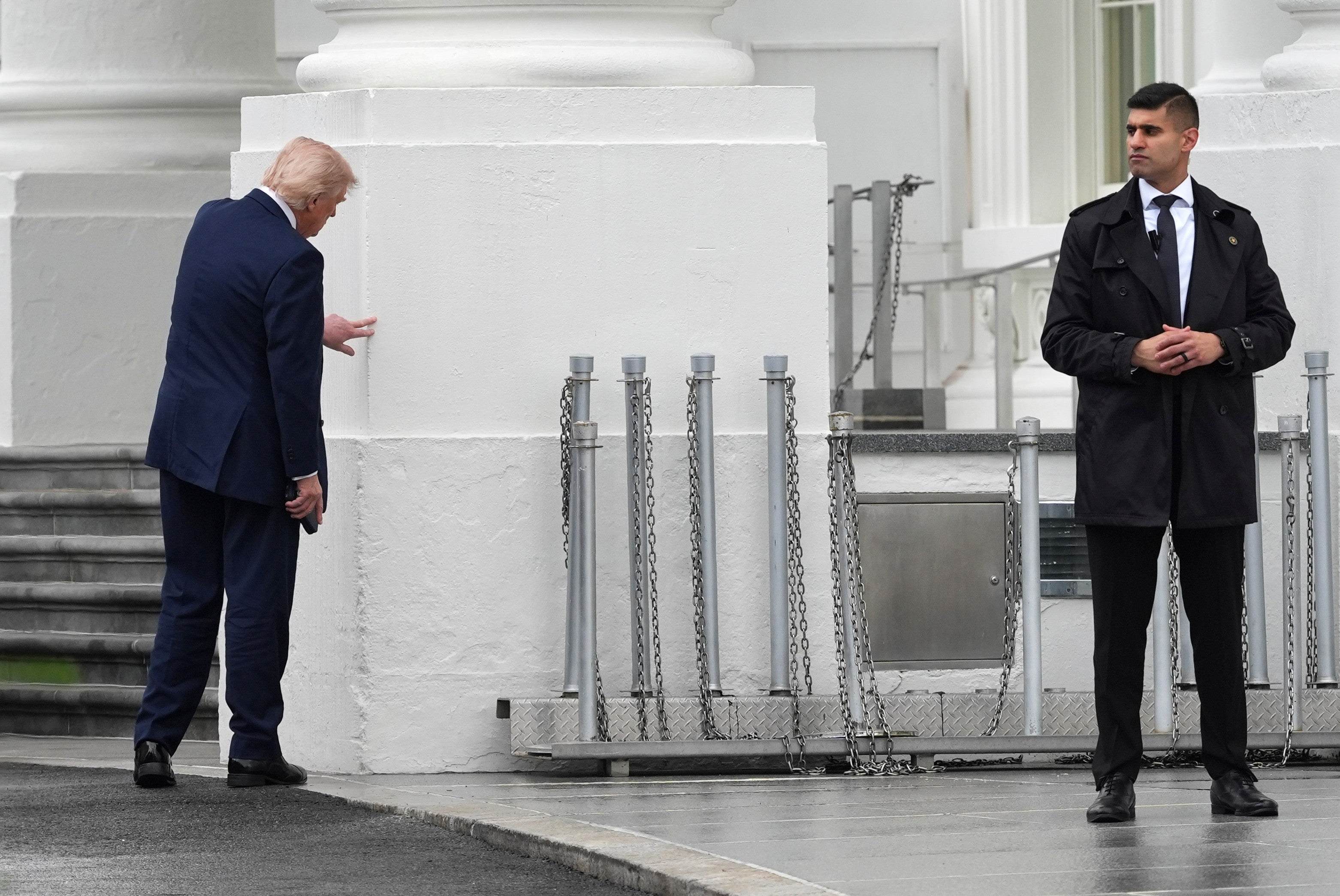 La tarde del lunes, Trump fue visto inspeccionando uno de los pilares instalados en la Casa Blanca