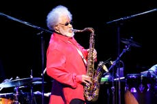 Sonny Rollins, saxofonista y genio incansable del jazz, muere a los 95 años
