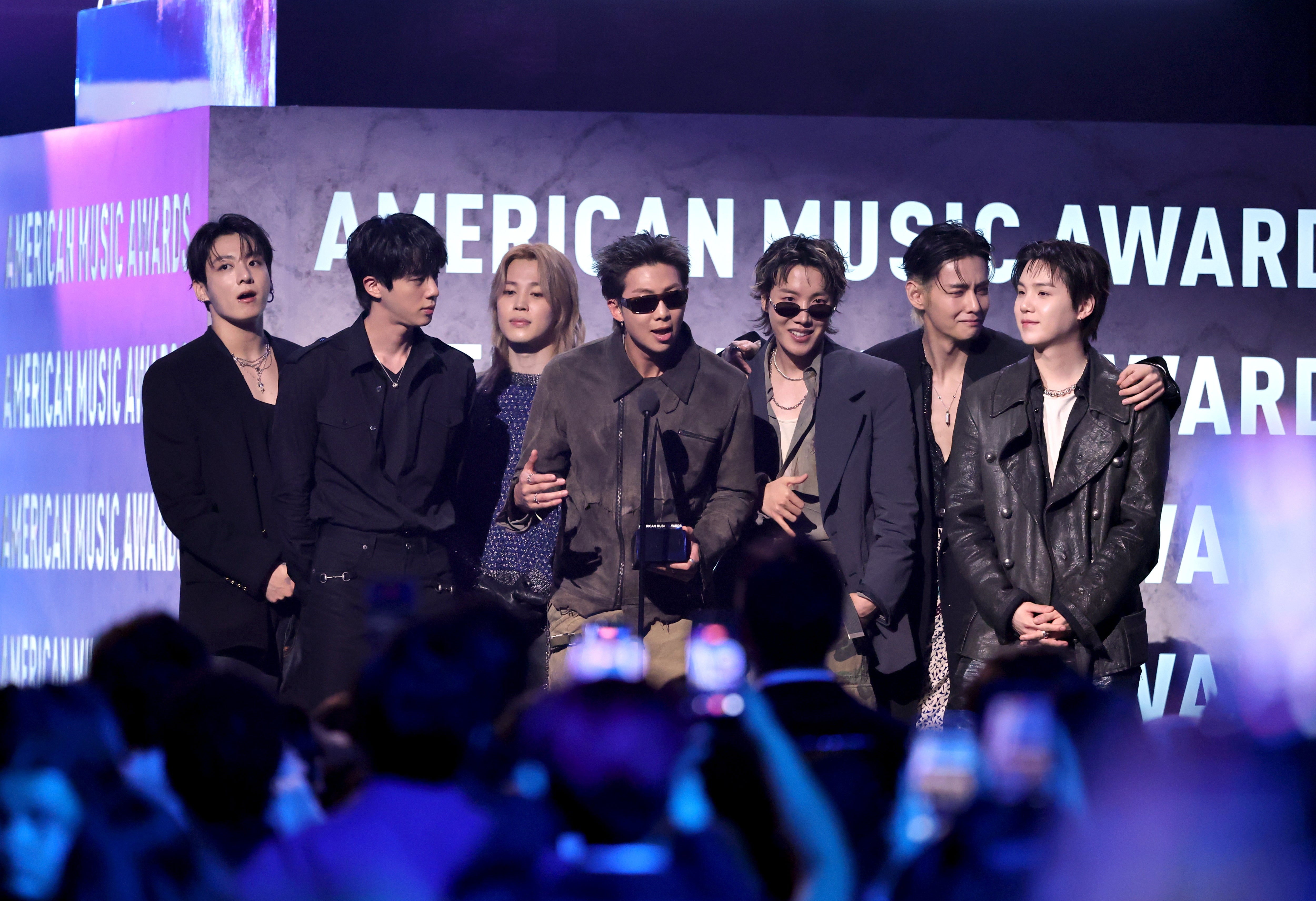 Jungkook, Jin, Jimin, RM, J-Hope, V y Suga, integrantes de BTS, reciben el premio a Artista del Año durante la 52ª edición de los American Music Awards
