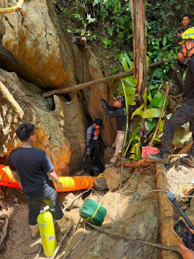 LAOS-RESCATE EN CUEVA