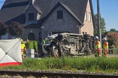 Varios heridos en un choque entre un tren y un minibús escolar en Bélgica
