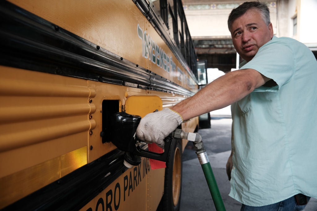 Más de la mitad de los conductores de autobuses escolares en Estados Unidos tiene más de 55 años, según reveló un informe reciente