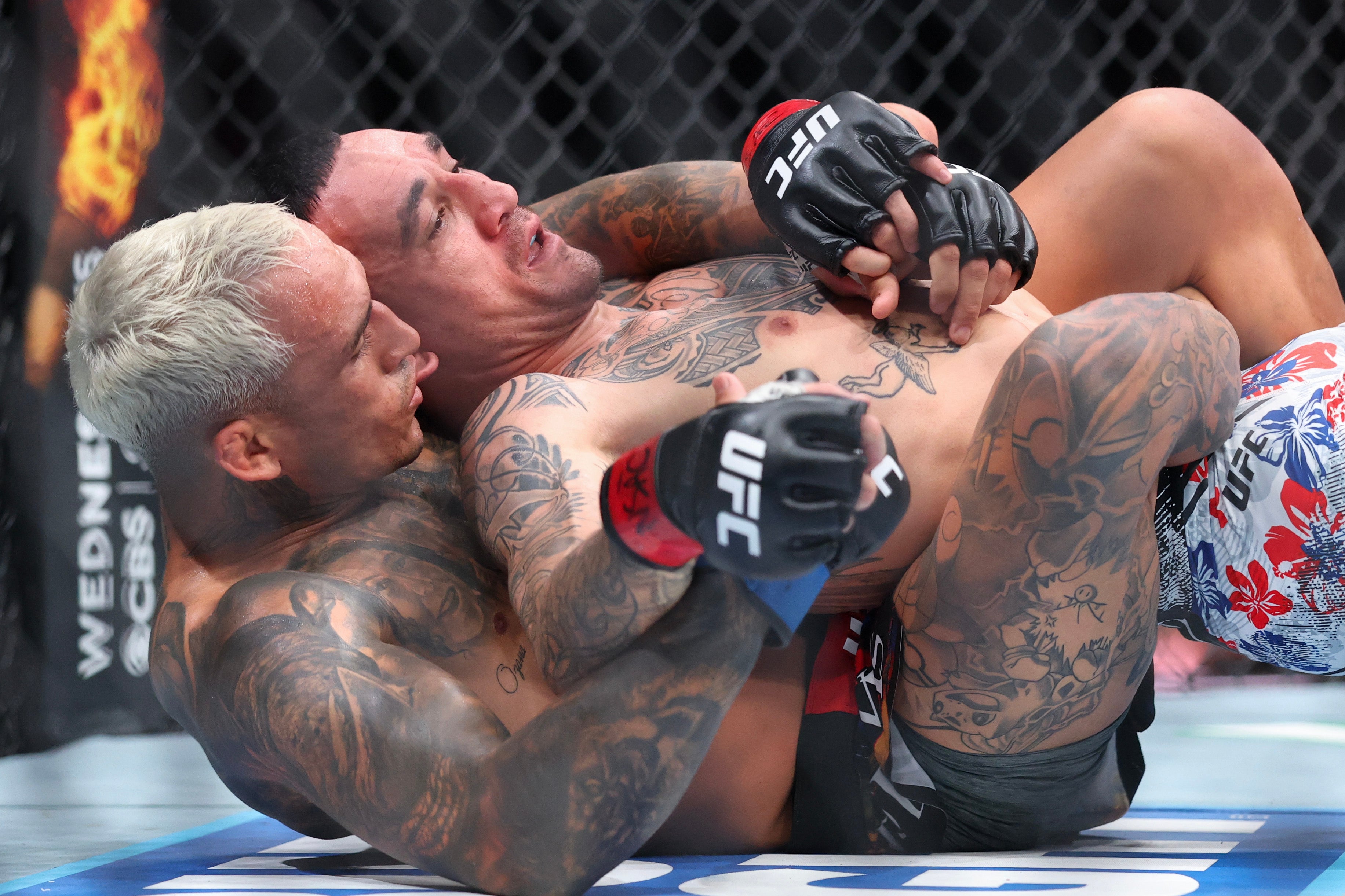 Max Holloway (a la derecha) fue superado en la lucha y en los puntos por Charles Oliveira en marzo