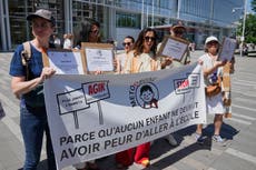Familias en Francia abren al público un juicio por abuso infantil