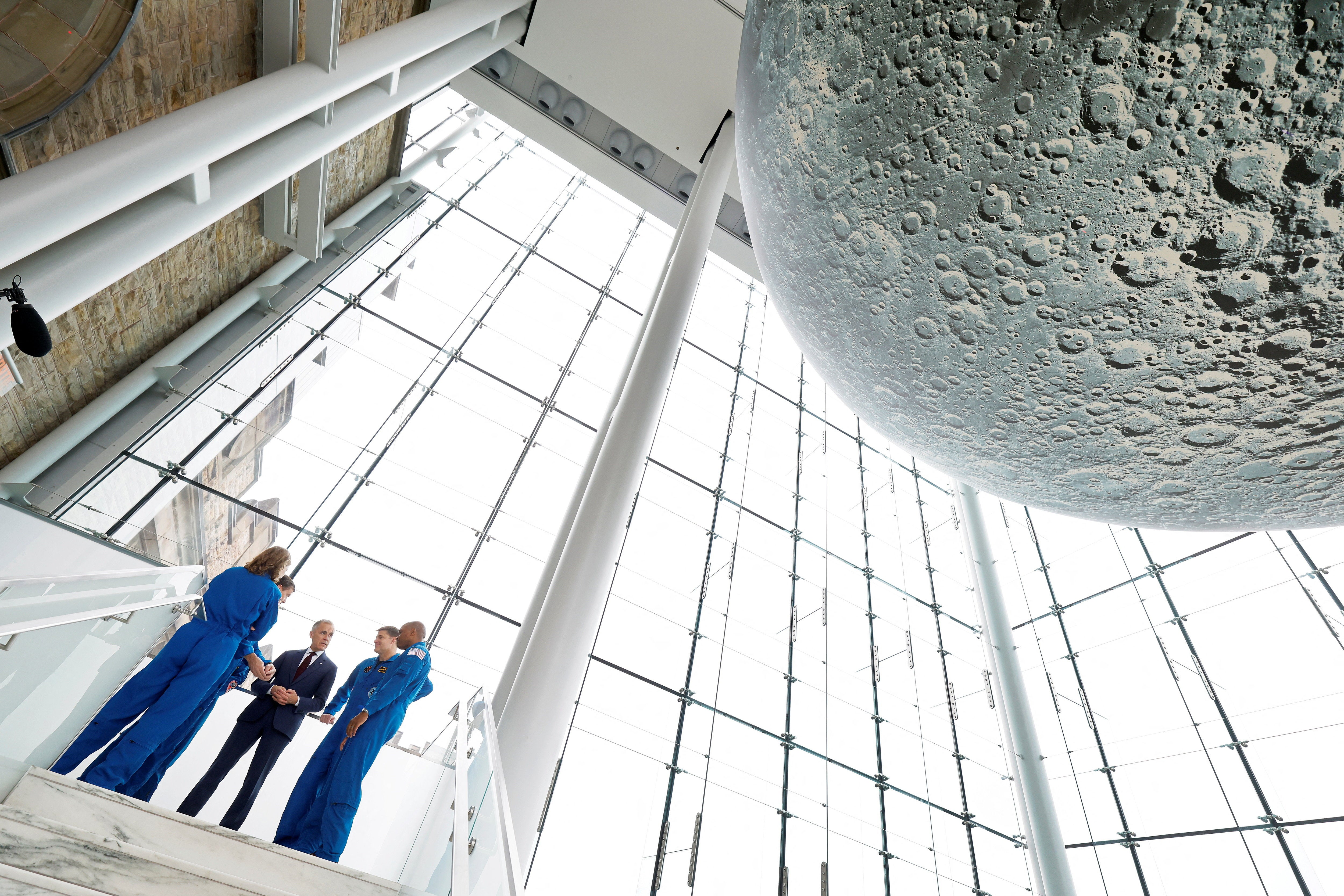 <p>La NASA convocó a poetas y narradores para crear obras inspiradas en las misiones Artemis  </p>