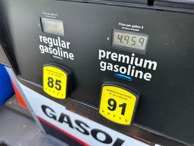 <p>Los precios de la gasolina han bajado en la mayoría de los estados durante la última semana, pero este respiro en los precios podría ser temporal si las negociaciones de paz entre EE. UU. e Irán se deterioran</p>