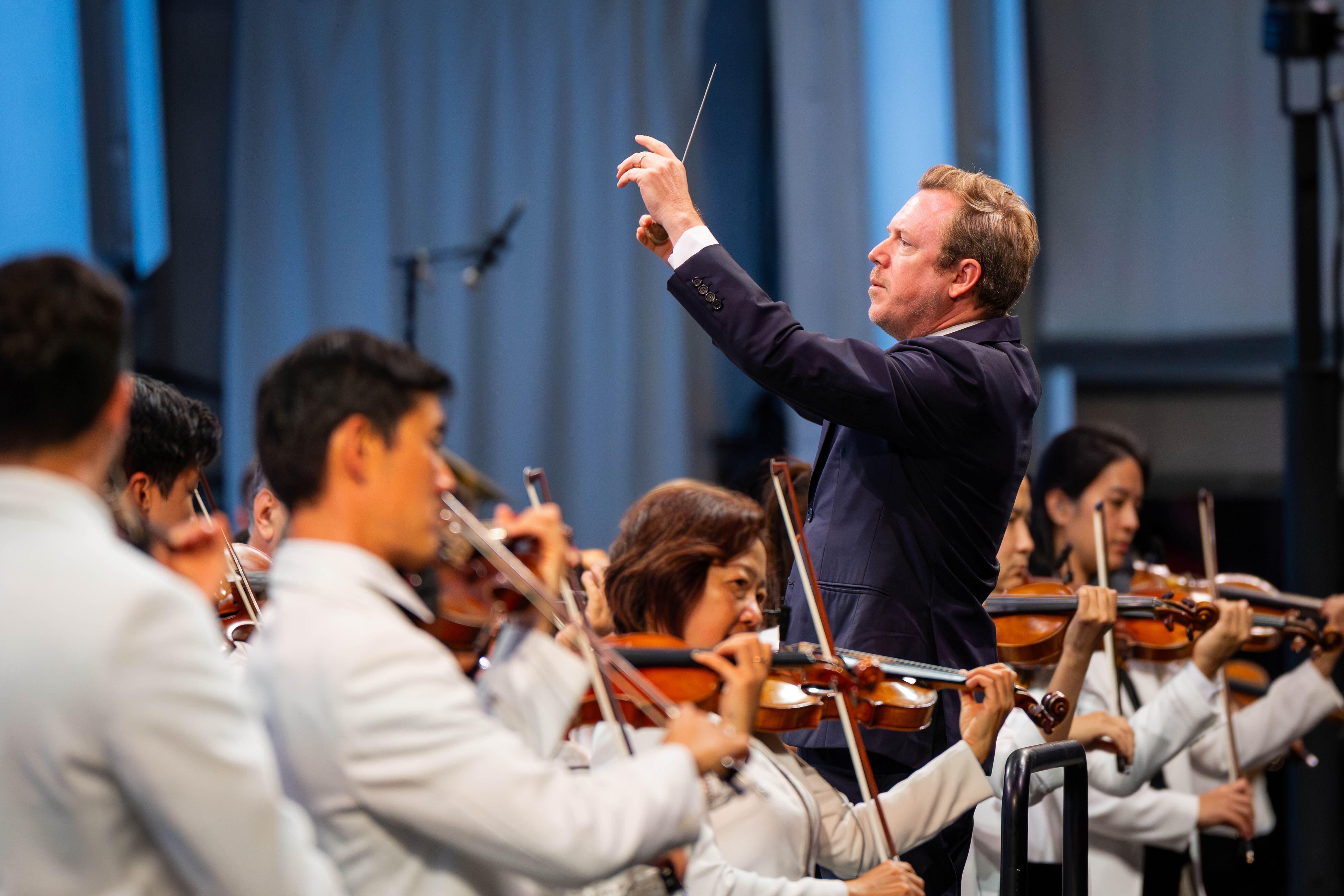 LA PHIL-DANIEL HARDING