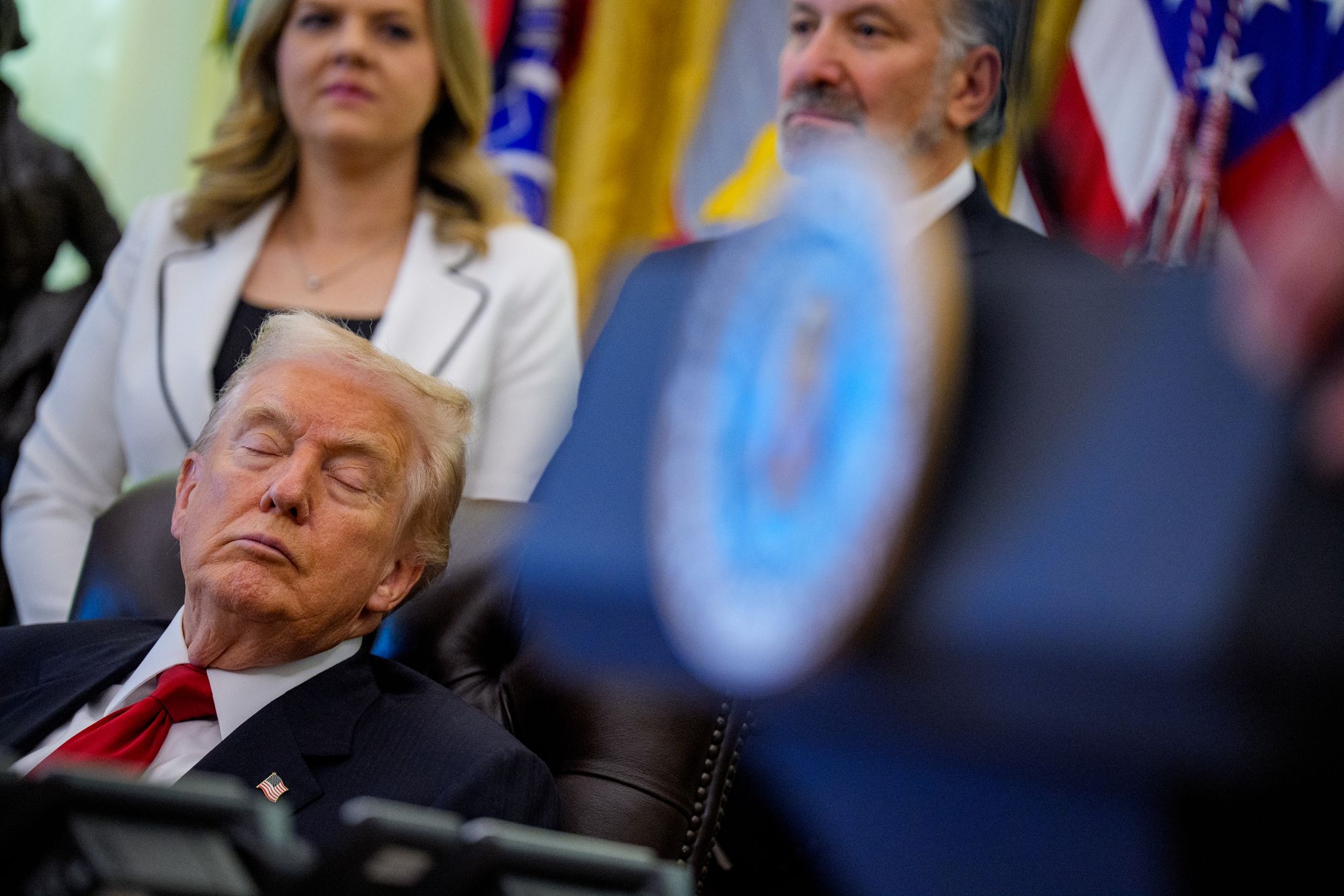 Desde su toma de posesión, Trump se ha mostrado somnoliento en múltiples actos oficiales, llegando a veces a cerrar los ojos durante largos ratos. En la imagen, asiste a un acto celebrado en la Oficina Oval sobre los precios de los medicamentos con receta en noviembre de 2025