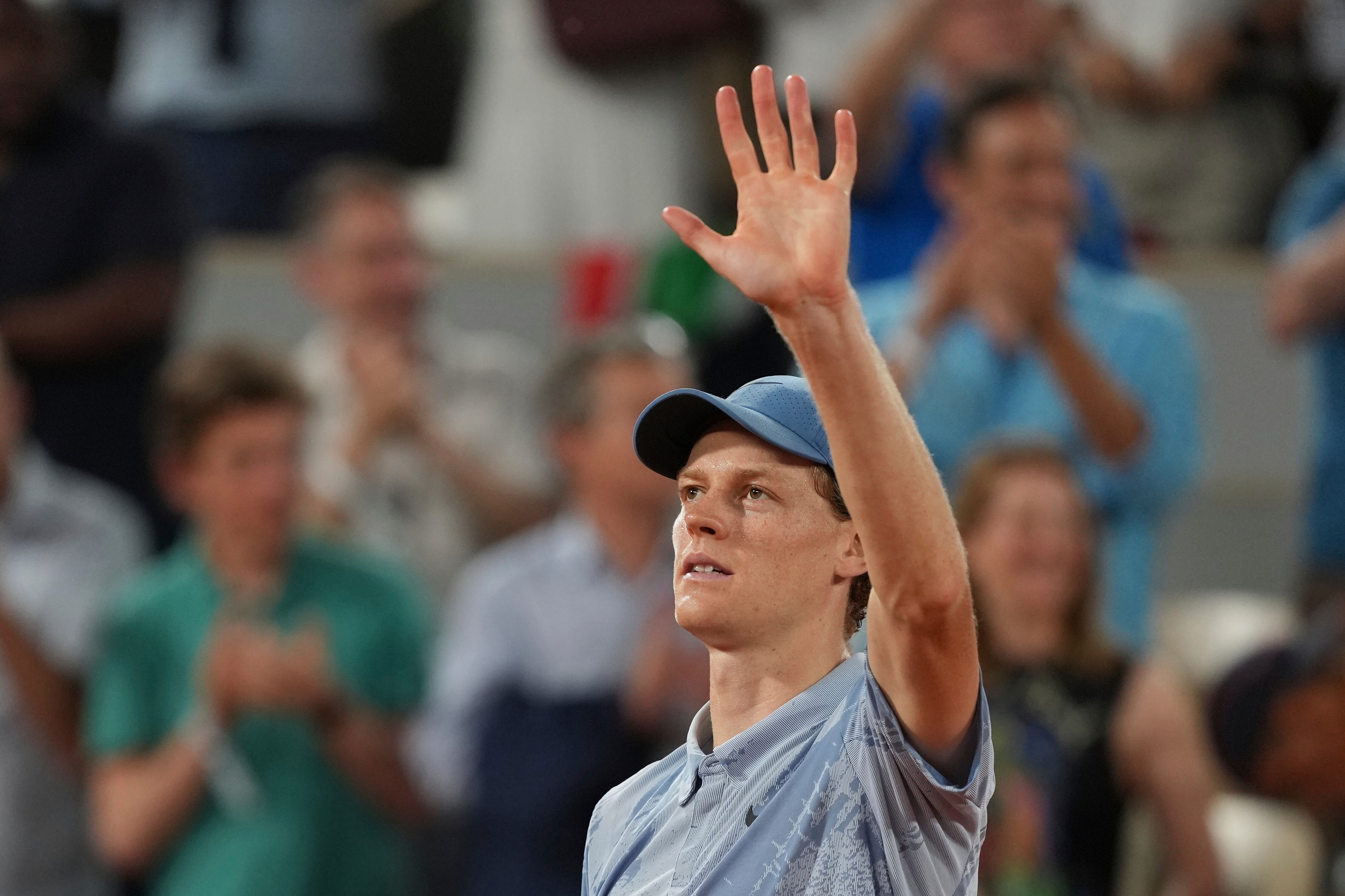 Jannik Sinner habla de su Lego de la Torre Eiffel tras ganar en 1ra ronda del Abierto de Francia