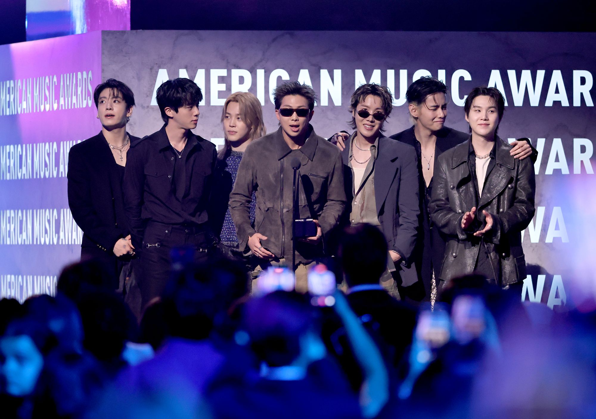 BTS recibe el premio a Artista del Año durante la 52.ª edición de los American Music Awards