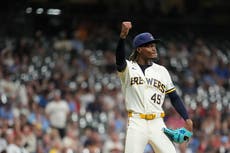 Mitchell pega jonrón de 3 carreras y apoya a Harrison en triunfo de Cerveceros, 6-0 ante Cardenales