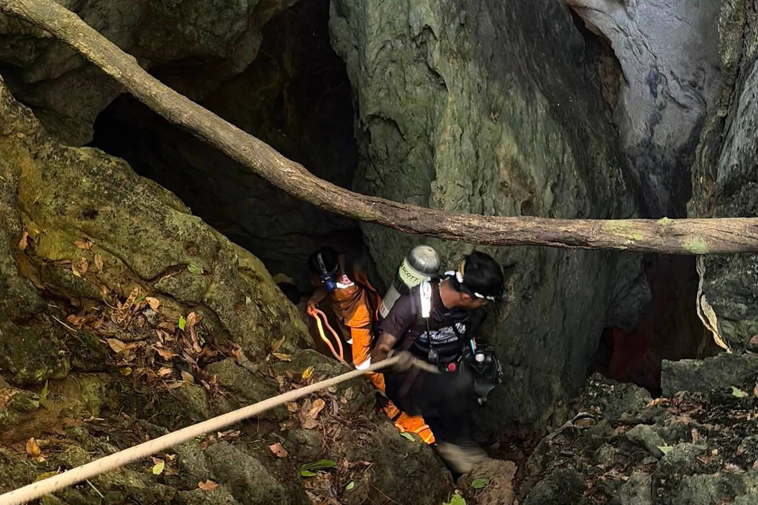 Hallan vivos a 5 aldeanos desaparecidos más de una semana en una cueva inundada de Laos