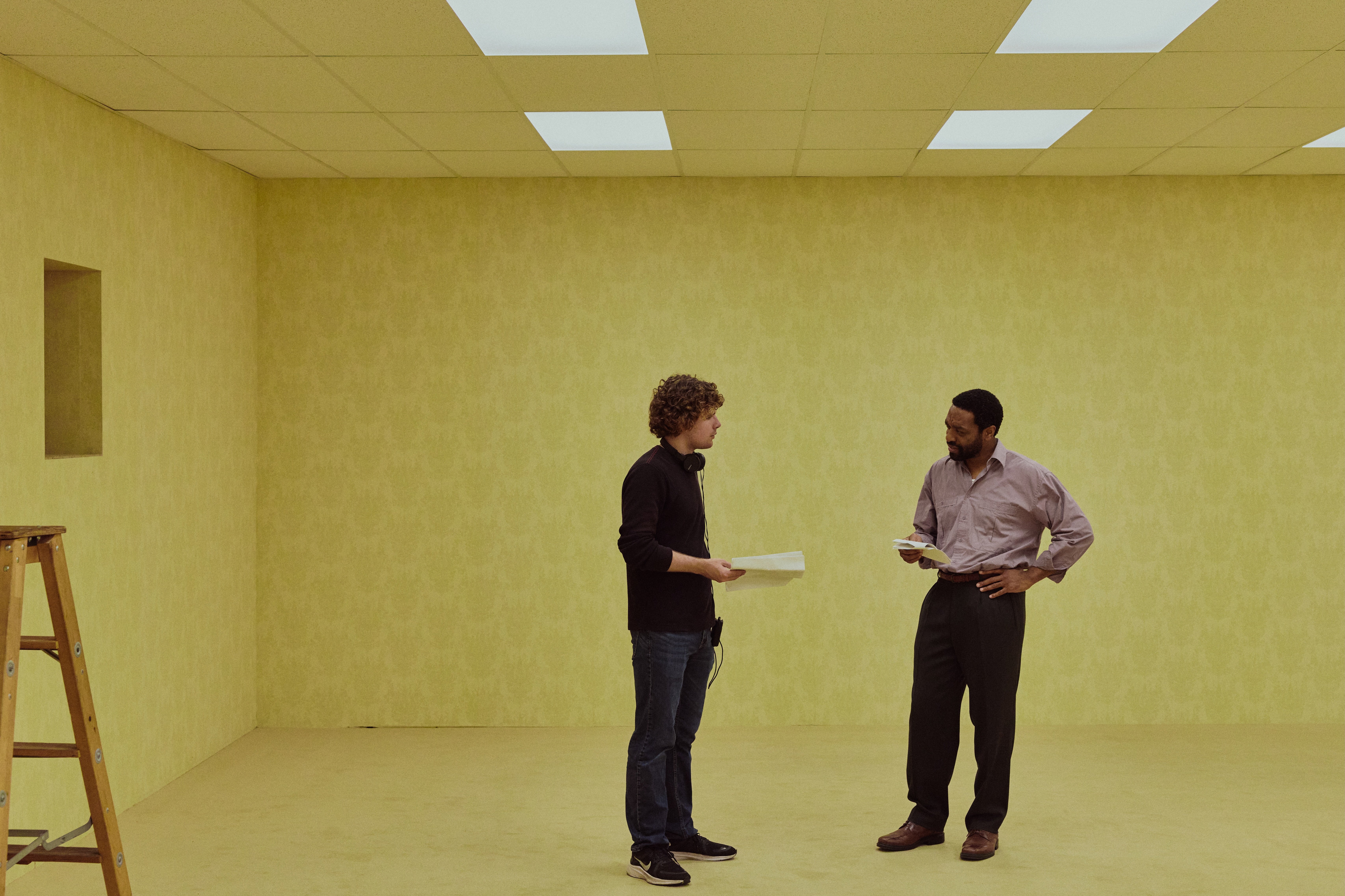 Kane Parsons y Chiwetel Ejiofor en el set de ‘Backrooms: sin salida’