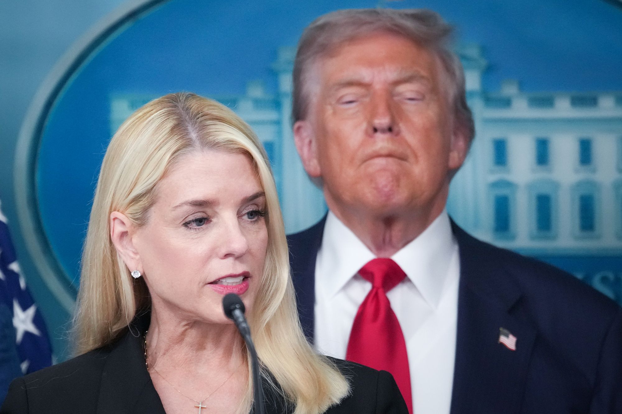 <p>La exfiscal general Pam Bondi fue diagnosticada con cáncer de tiroides poco después de que el presidente Donald Trump la apartara del Departamento de Justicia  </p>
