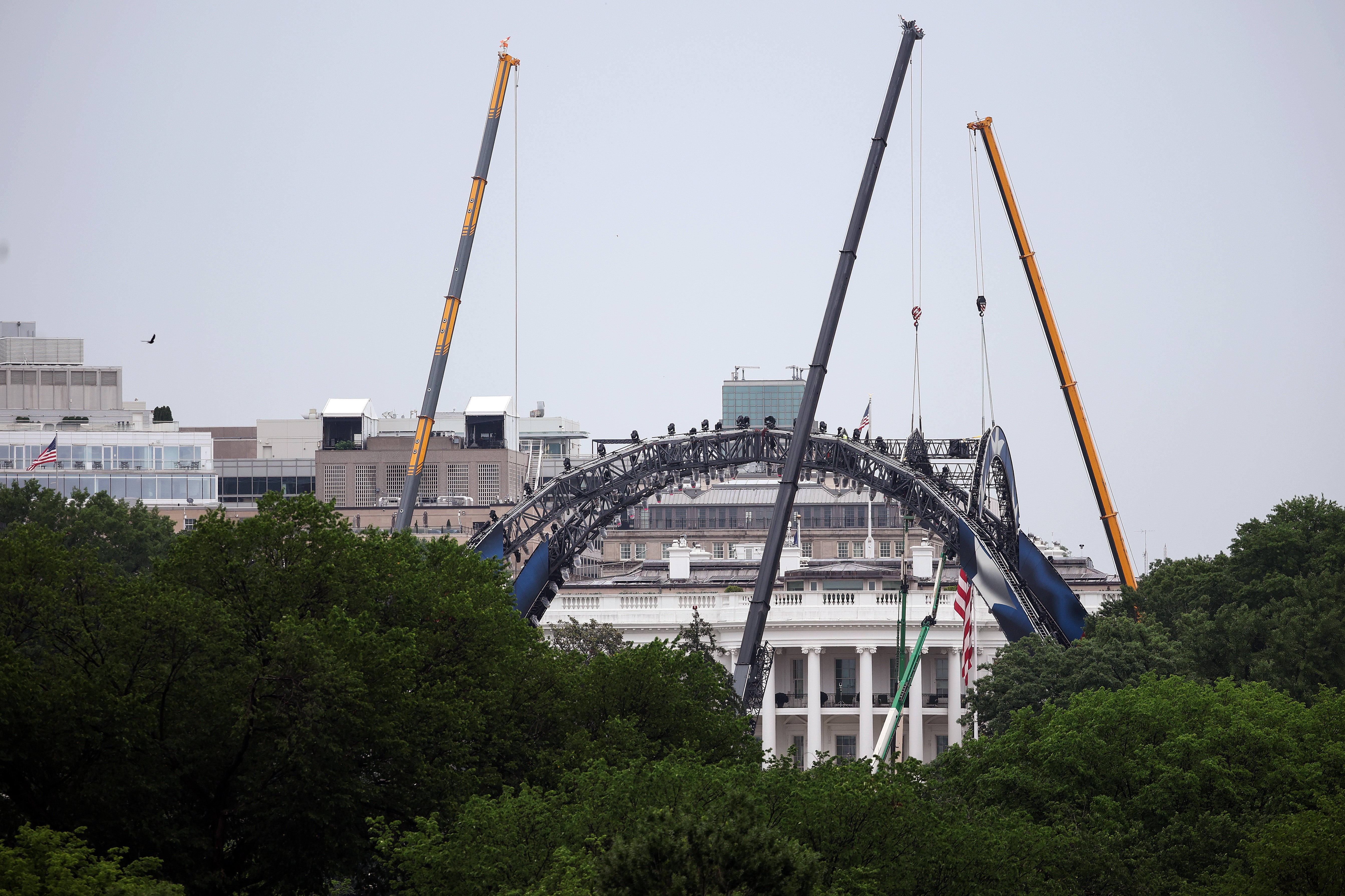 Esta semana se vio a unas grúas montando enormes estructuras de iluminación en el Jardín Sur, como preparación para el evento de la UFC