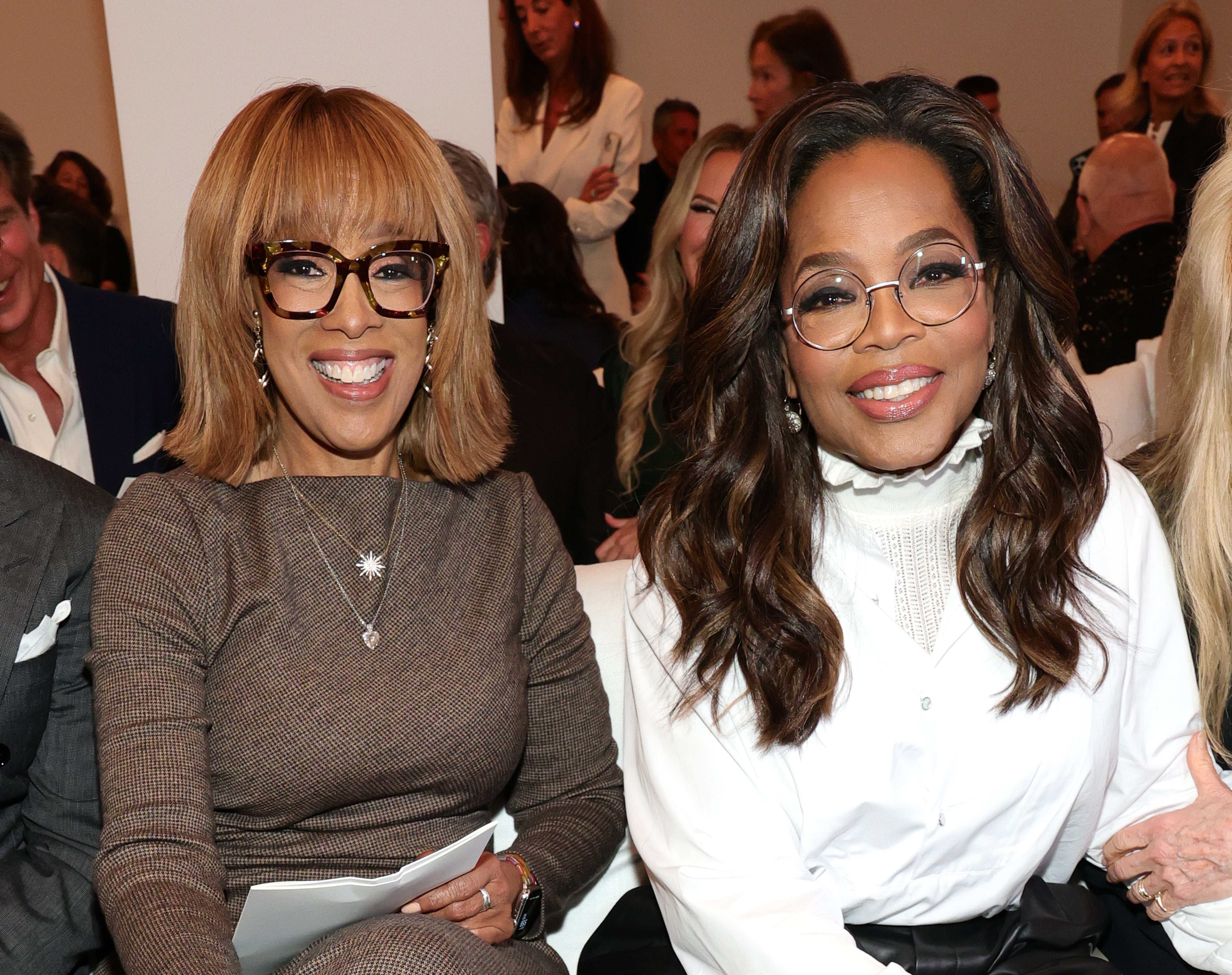 Gayle King (izquierda) y Oprah Winfrey se conocieron en 1976, cuando ambas trabajaban en la cadena WJZ-TV de Baltimore, Maryland, EE. UU.