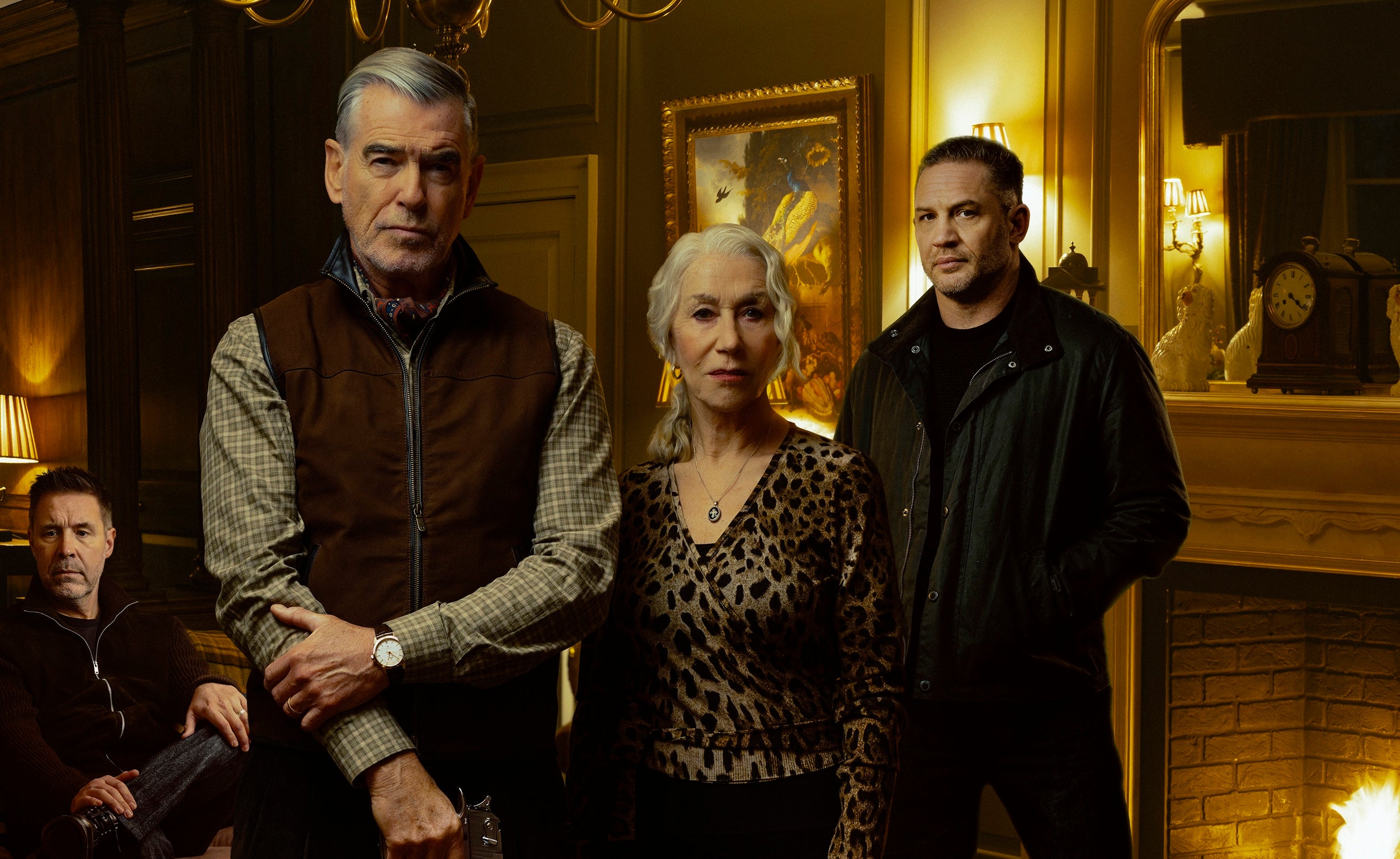 Al parecer, Tom Hardy (a la derecha) tuvo esperando en el plató “durante horas” a sus compañeros de reparto en ‘Tierra de mafiosos’, Pierce Brosnan (a la izquierda) y Helen Mirren (en el centro)