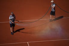 Jardineros de Roland Garros empapan las canchas de arcilla con agua y sal por ola de calor
