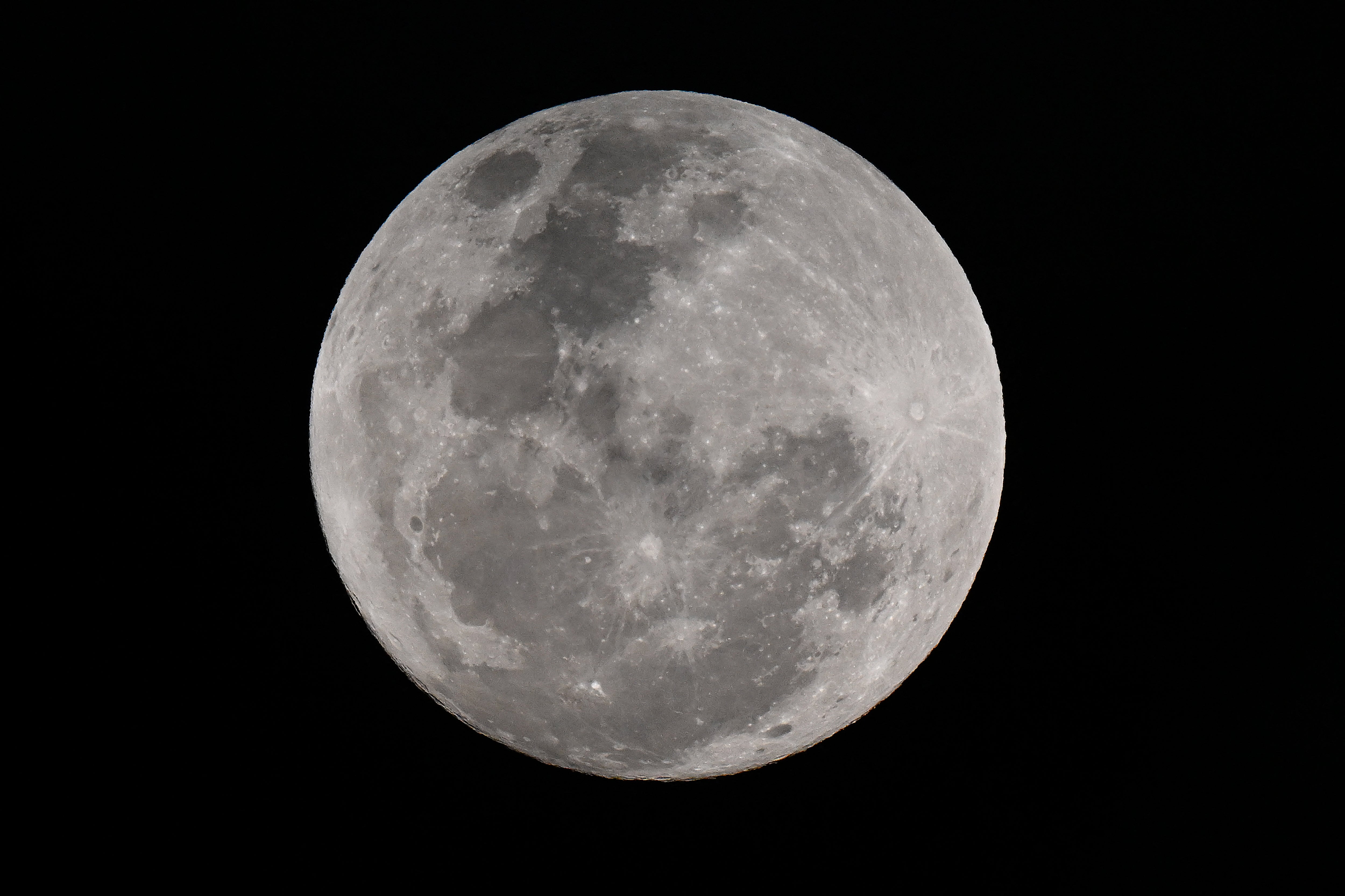 En agosto de 2024, una inusual superluna azul aparece en el cielo nocturno de Sídney, Australia. Aunque la luna azul no tiene realmente un tono azul, la NASA afirma que ciertas partículas pueden hacer que parezca azul
