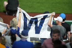 Cachorros cortan racha de 10 derrotas con triunfo de 10-4 ante Piratas gracias a jonrón de Happ