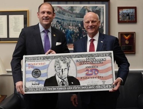 <p>Funcionarios del Departamento del Tesoro cercanos a Trump impulsan la creación de un nuevo billete de 250 dólares con el rostro del presidente, similar a un diseño compartido este año por el congresista Andy Barr, para conmemorar el 250.º aniversario de Estados Unidos, según un informe</p>