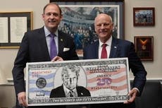 Informe: Trump quiere crear un billete de 250 dólares con su rostro
