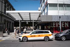 Policía dice que un hombre apuñaló e hirió a 3 en estación de tren en Suiza antes de ser arrestado