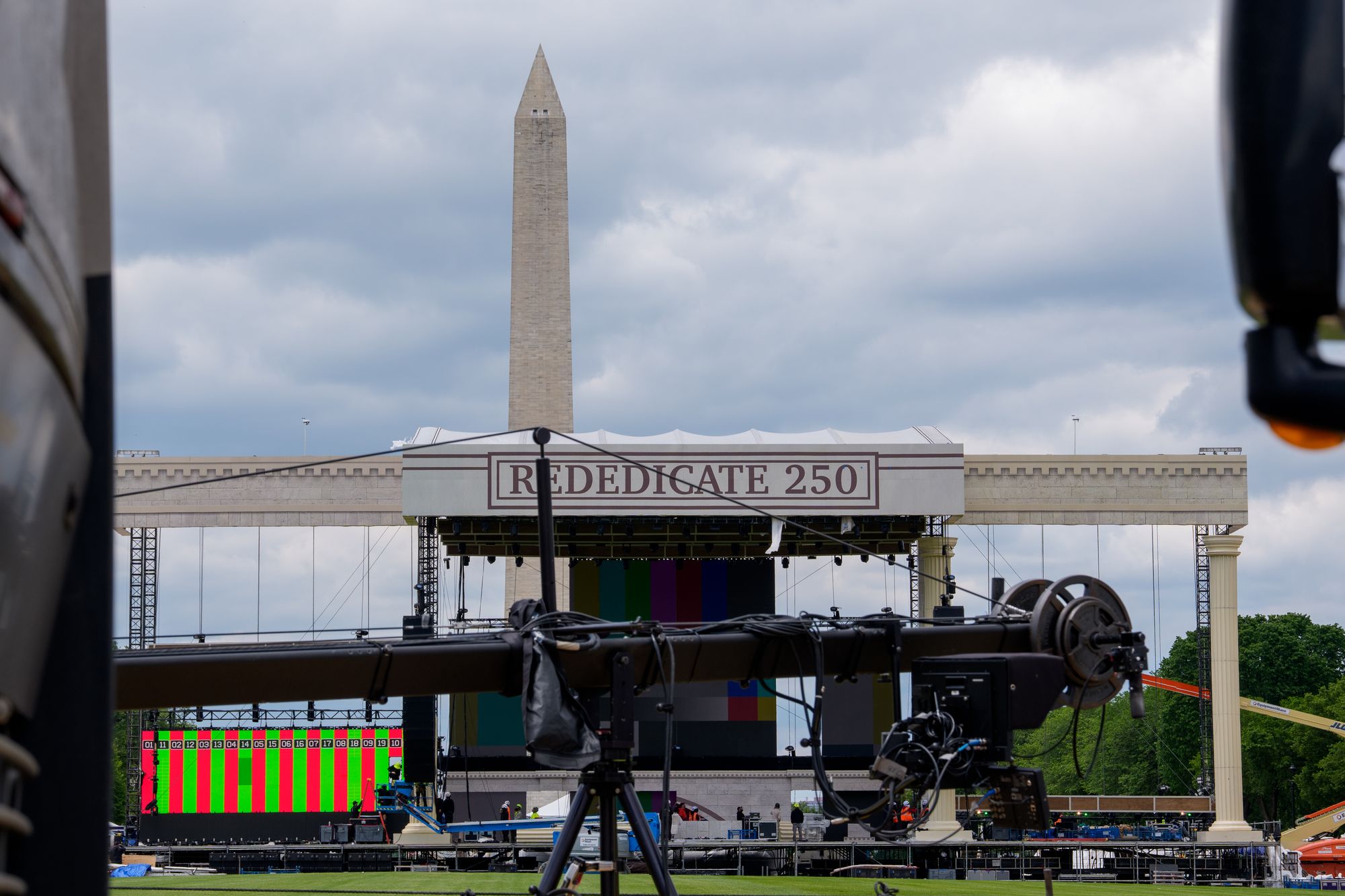 Un día después de que se anunciara el cartel de la Gran Feria Estatal Estadounidense, respaldada por Trump, dos artistas ya se han retirado