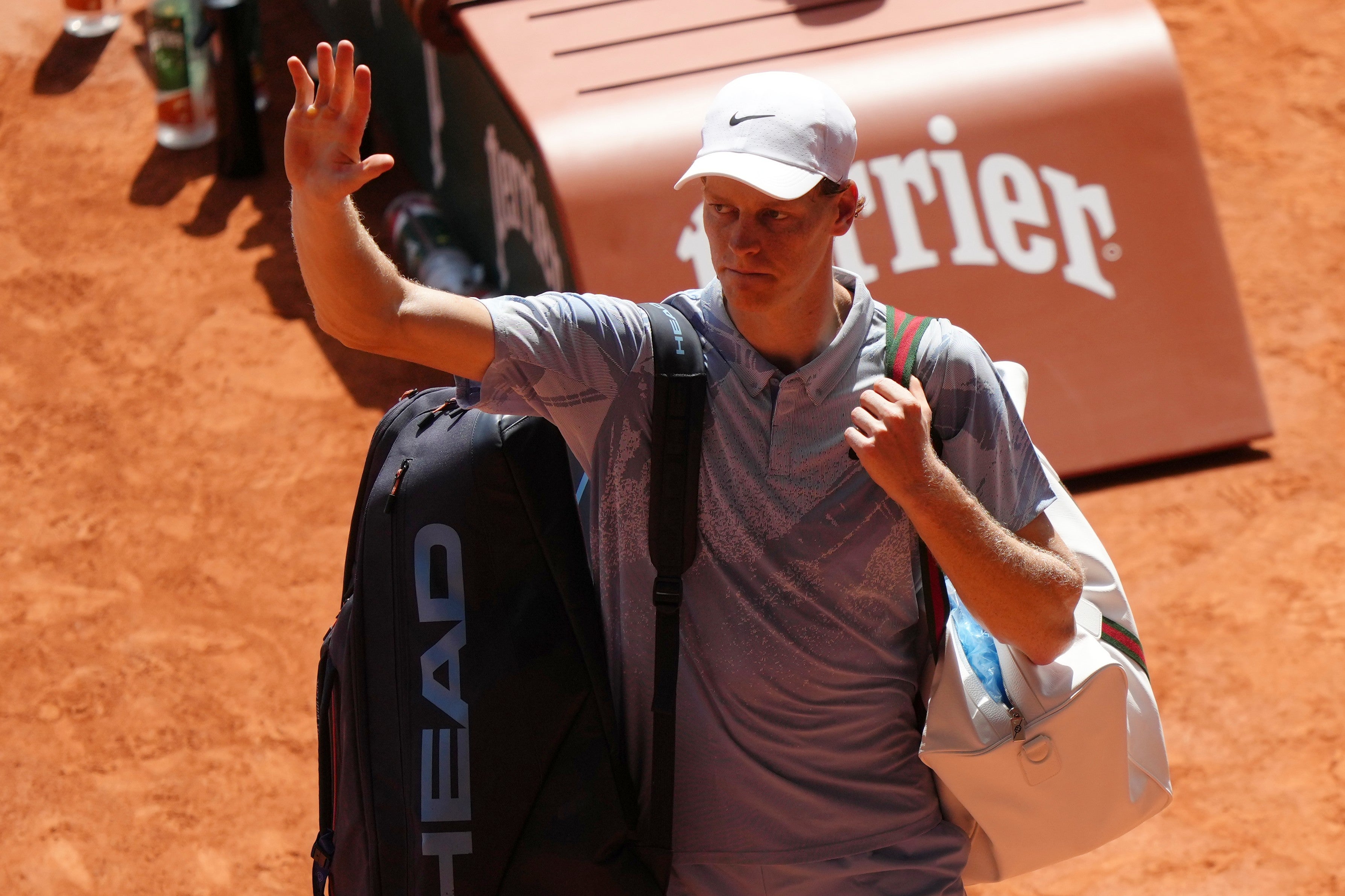 <p>Jannik Sinner perdió el jueves tras ir ganando por dos sets y 5-1, tras sufrir bajo el calor parisino</p>