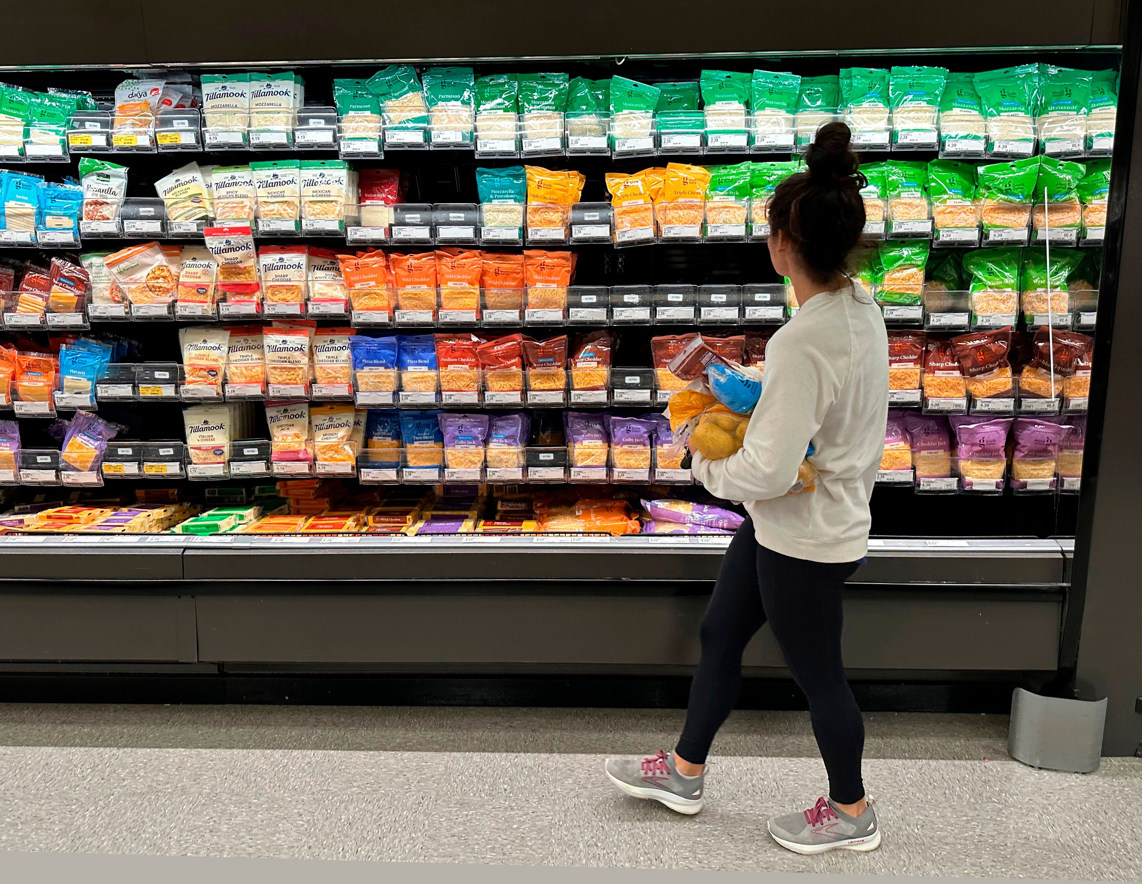 Indicador clave de inflación empeora mientras se erosionan los ingresos y el gasto en EEUU