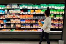 Indicador clave de inflación empeora mientras se erosionan los ingresos y el gasto en EEUU