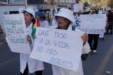 "Dale paso a la vida, no más bloqueos": médicos marchan en Bolivia para exigir salida ante protestas