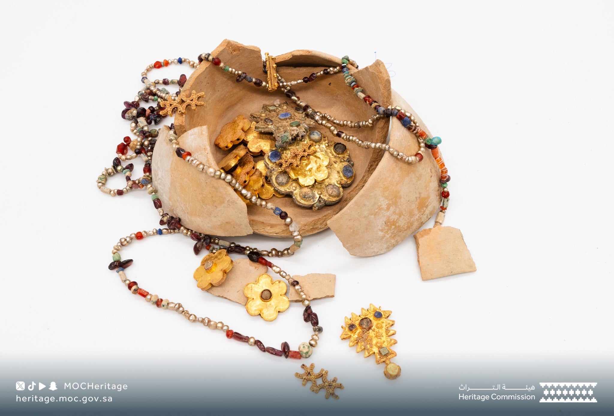 <p>Vasija con más de 100 objetos de oro y plata hallada en el sitio arqueológico de Diriyah  </p>