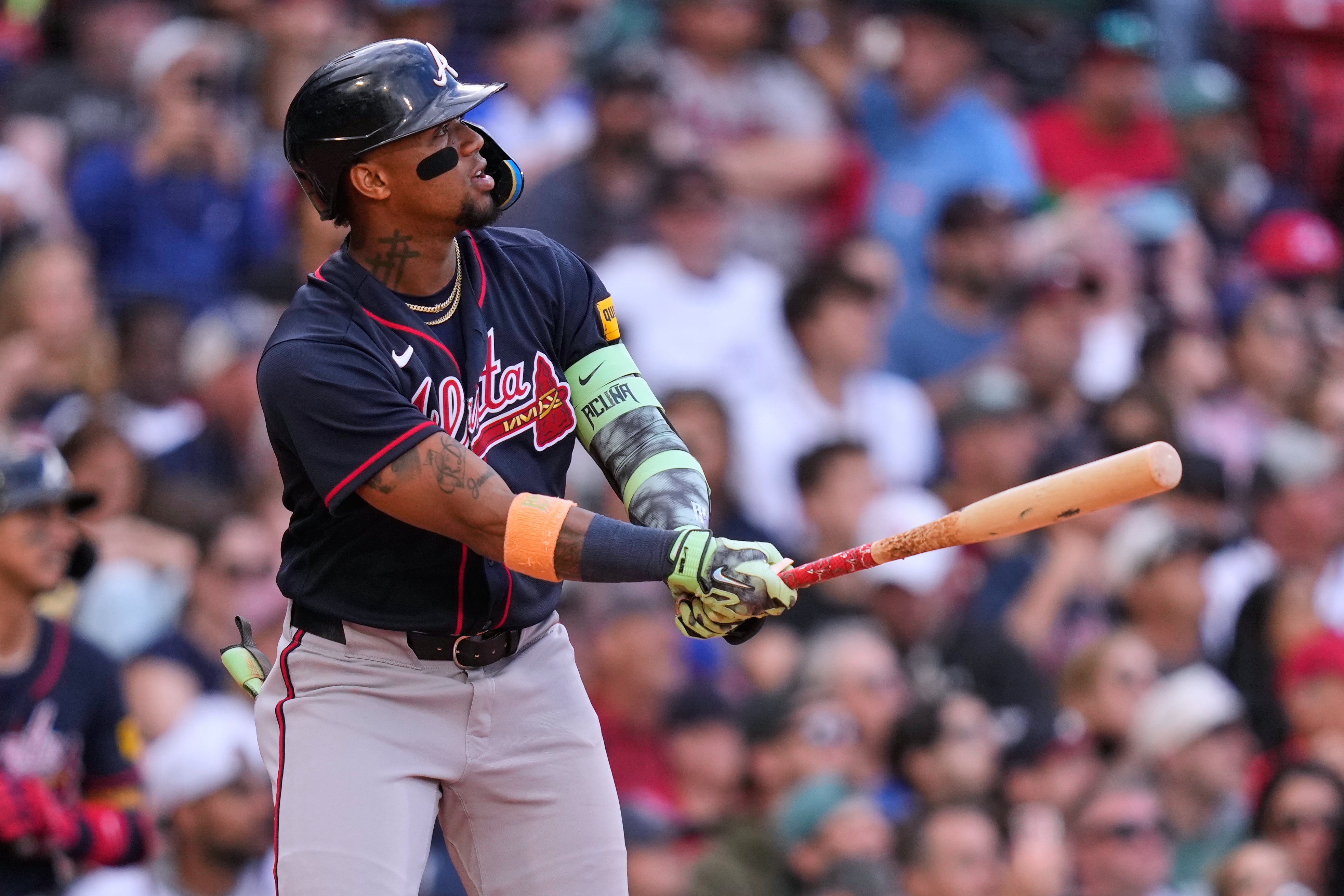 Acuña pega grand slam, Sale vence de nuevo a su exequipo y Bravos aplastan 10-2 a Medias Rojas
