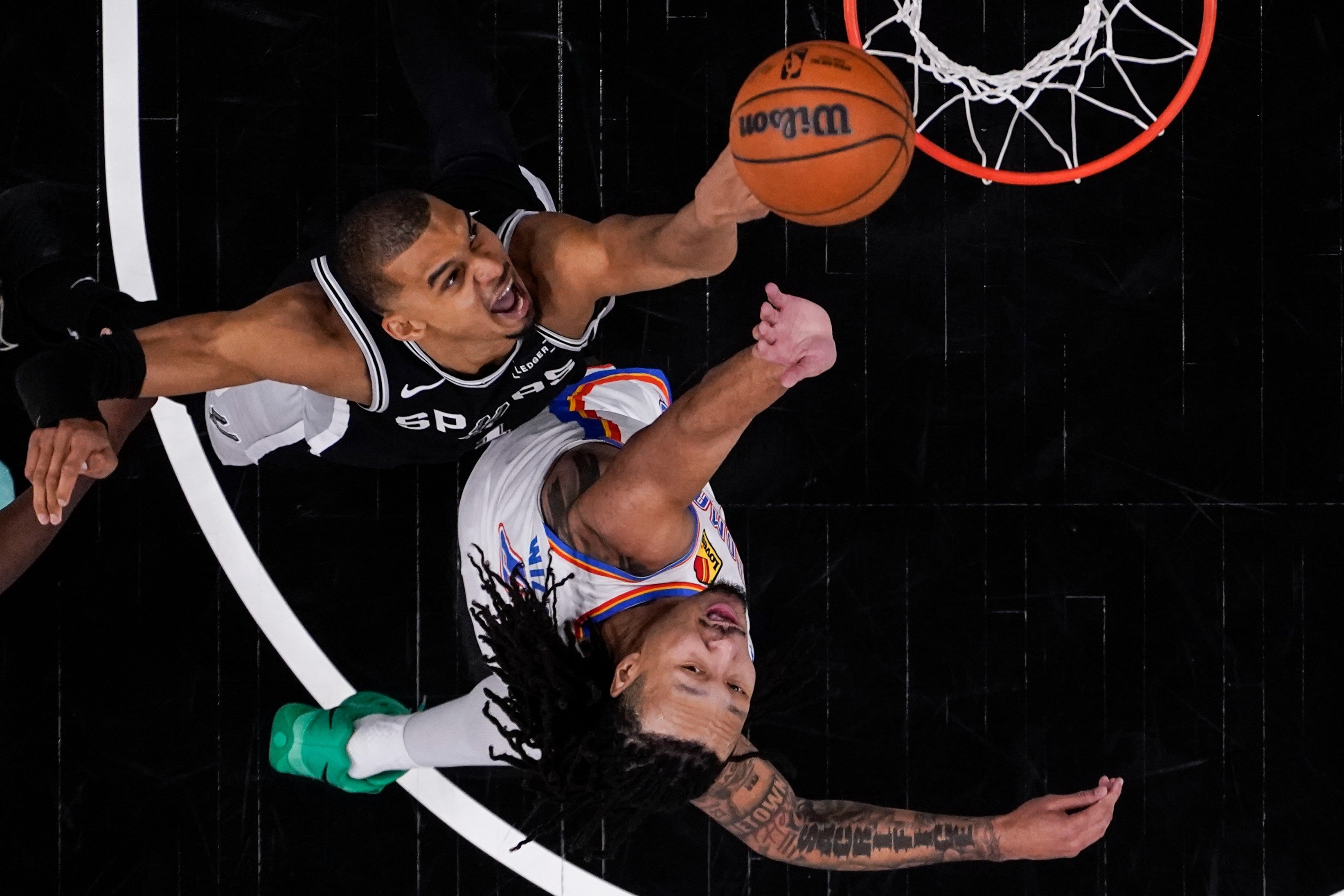 Wembanyama y Spurs fuerzan 7mo juego en Oklahoma City al aplastar 118-91 a Thunder