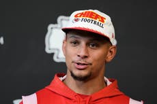 Patrick Mahomes da un gran paso con su rodilla reparada y se une a Chiefs en prácticas voluntarias