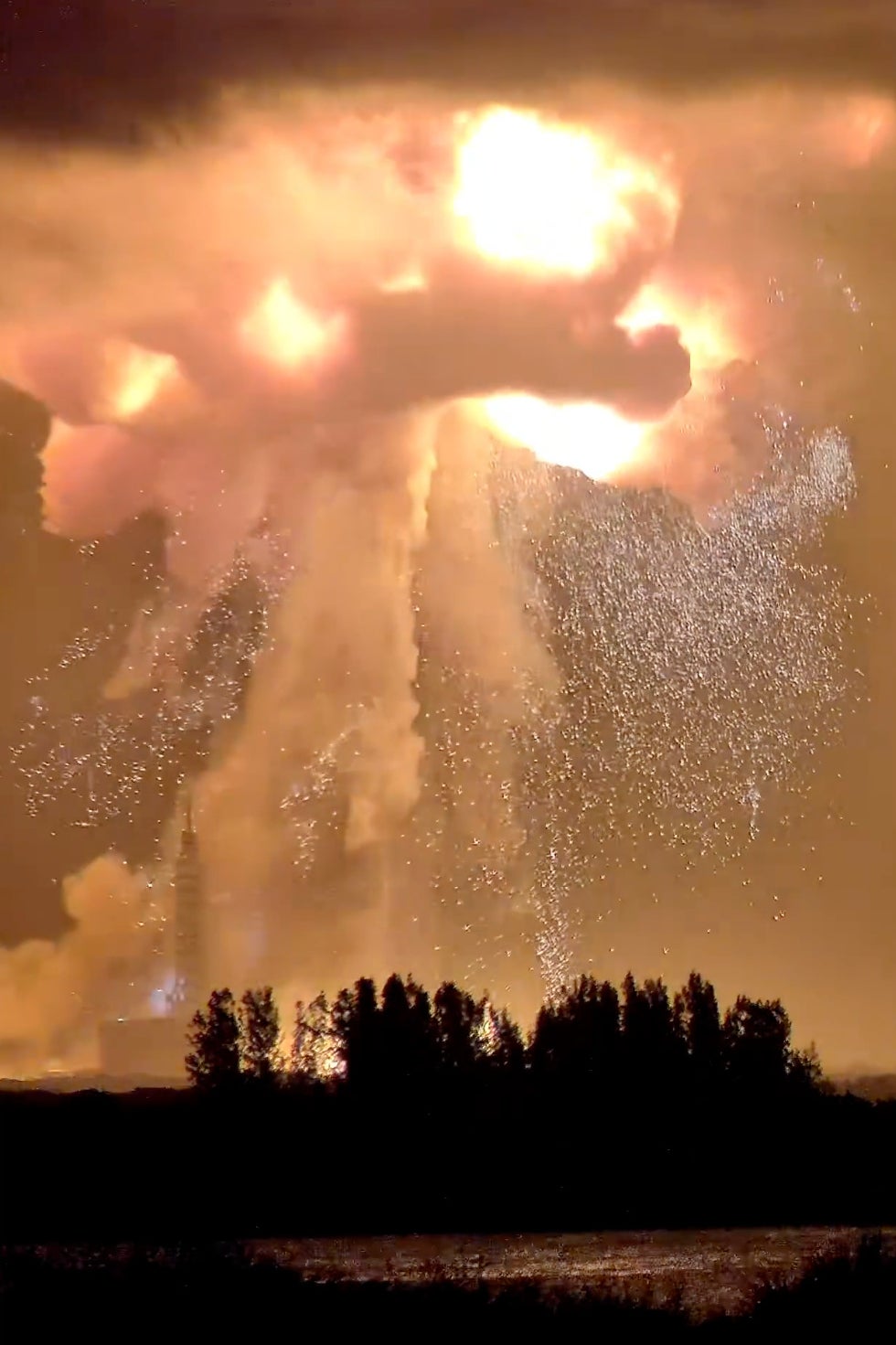 El cohete New Glenn de Blue Origin explota durante una prueba de encendido de motores el jueves 28 de mayo de 2026 en Cabo Cañaveral, Florida