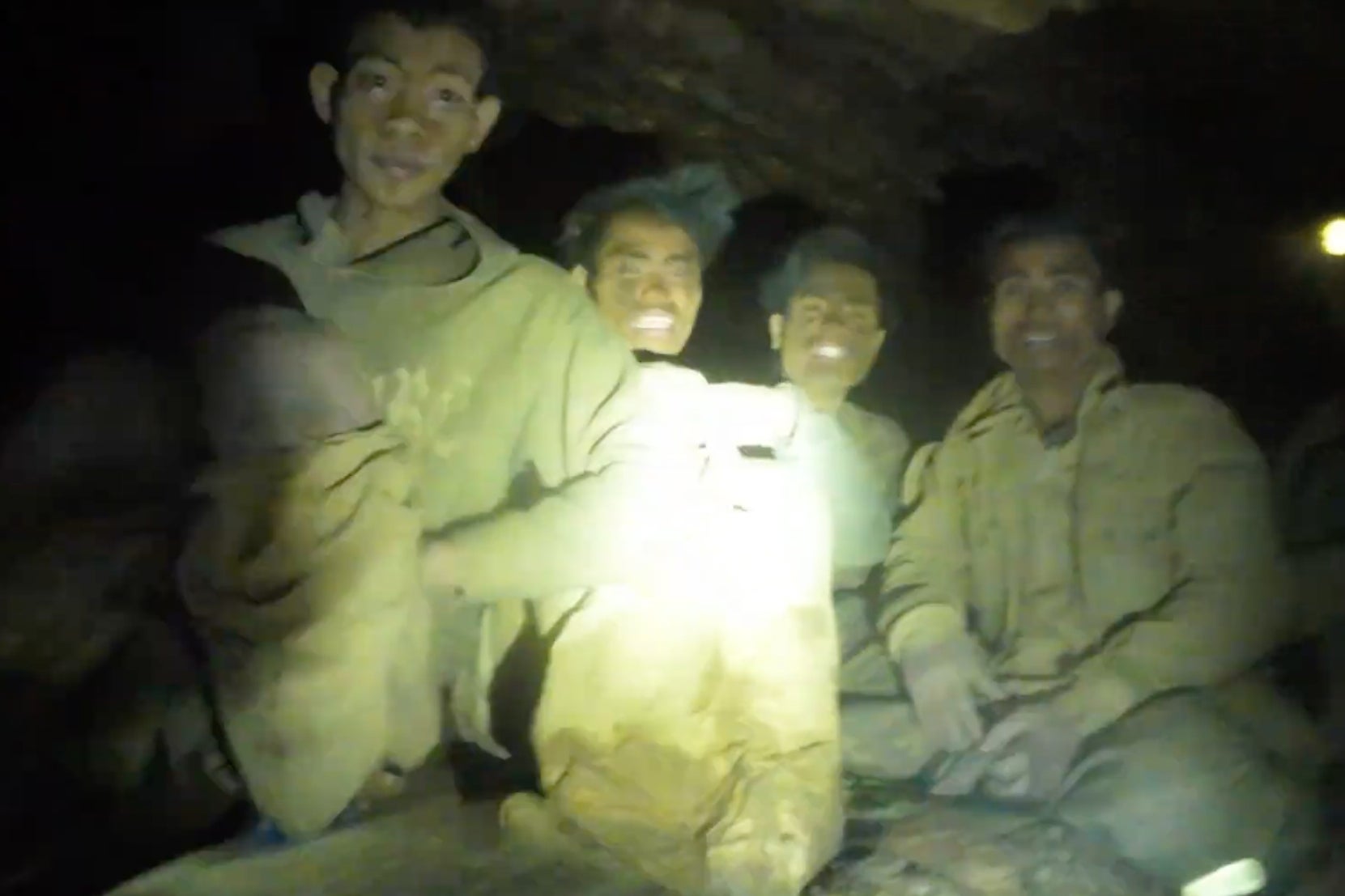 LAOS-CUEVA-RESCATE