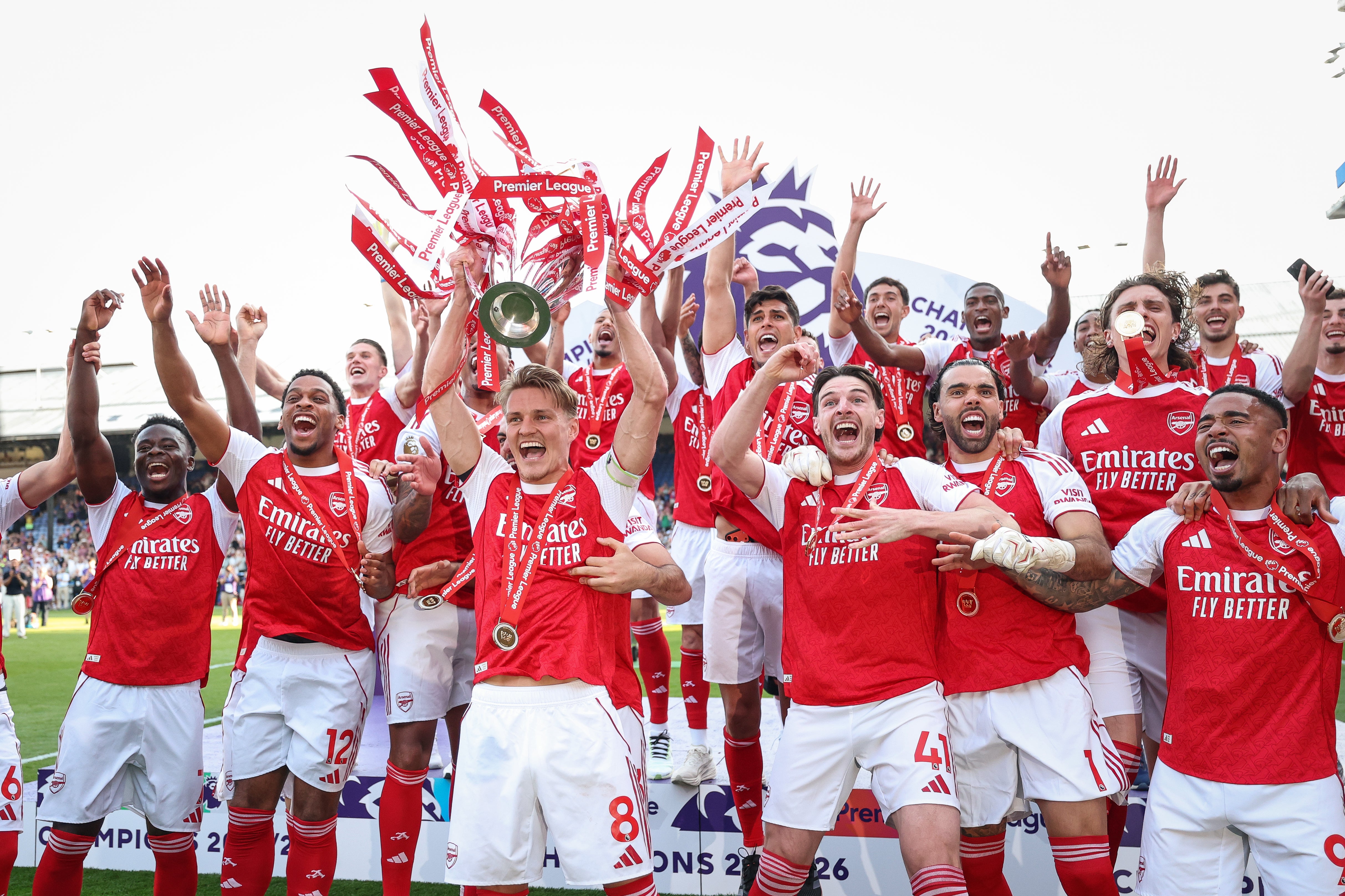 El Arsenal puso fin a una larga sequía de títulos en la Premier League y llegó a la final de la Liga de Campeones